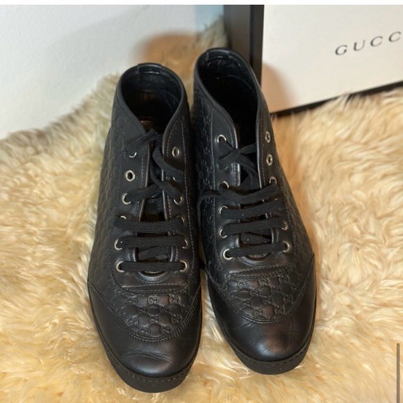 Gucci Black High-Top Sneakers with Textured Leather and Lace-Up Design - Picture 5 of 8